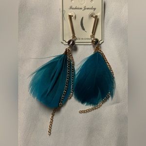 NWT Feather Dangling earrings Turquoise x golden color